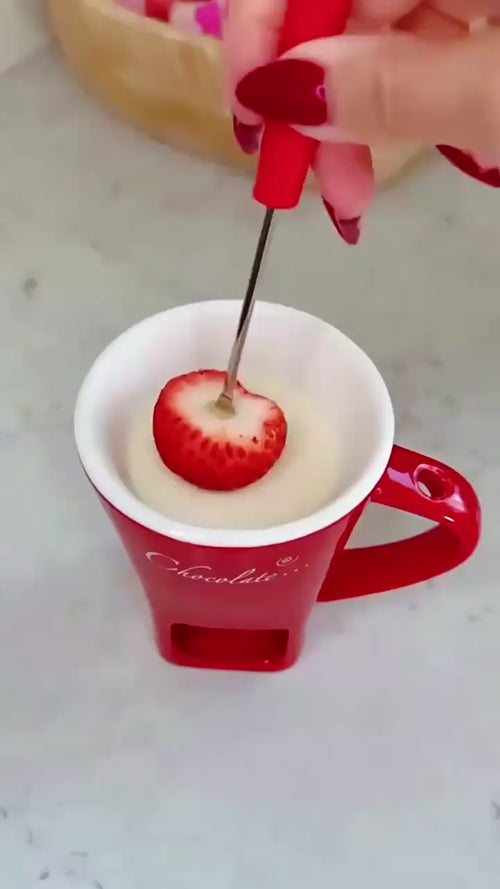 MugMelts Fraise en vidéo : fraise trempée dans le chocolat blanc fondu